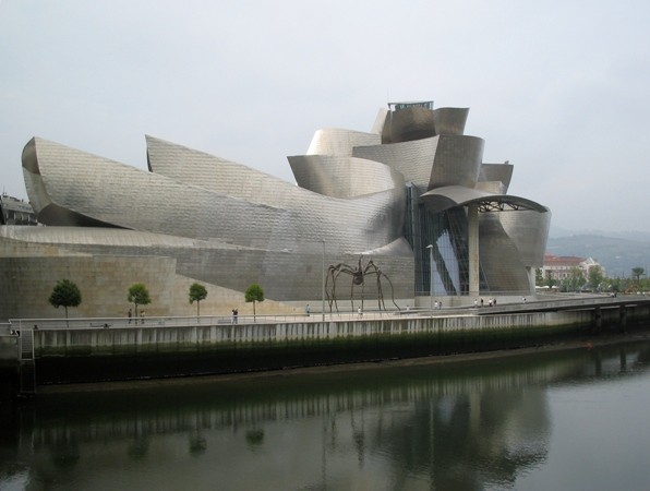 7. Bảo tàng Guggenheim (Tây Ban Nha) Bảo tàng Guggenheim ở Bilbao, Tây Ban Nha là một bảo tàng nghệ thuật, được thiết kế bởi kiến trúc sư người Mỹ gốc Canada Frank Gehry. Bảo tàng có kiến trúc rất cầu kỳ và độc đáo, xây dựng bằng chất liệu thép - vỏ bọc titanium. Guggenheim được bầu chọn là công trình kiến trúc nổi bật nhất trong 30 năm qua.